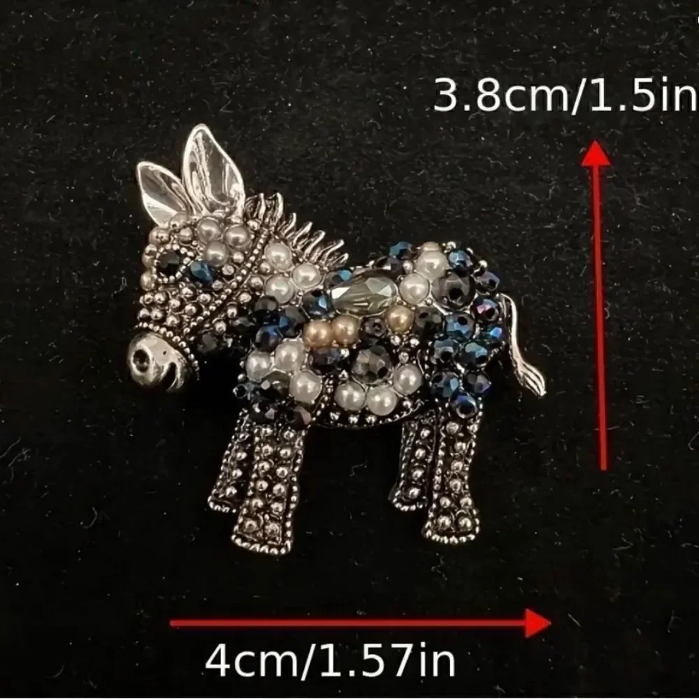 🩶 Betsey Johnson sparkling sweet donkey brooch 🩶